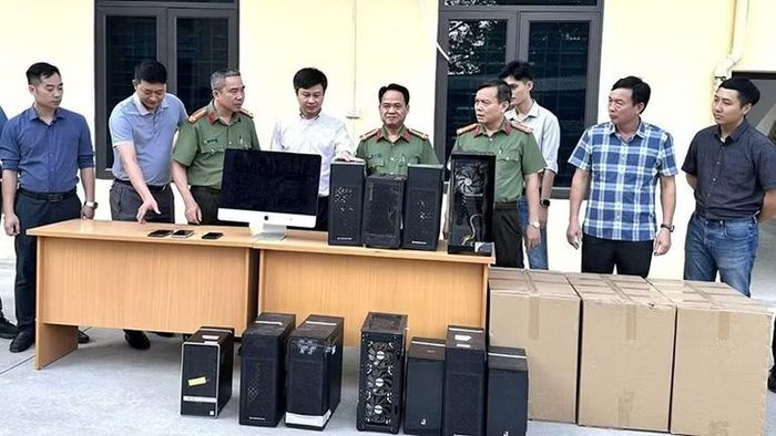 Các lực lượng xem xét tang vật vụ án.