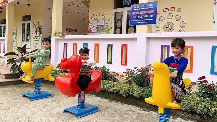 Học sinh mầm non xã Tam Thanh hứng thú với những thiết bị vui chơi mới được lắp đặt.