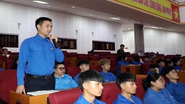Thanh niên phát biểu ý kiến tại buổi đối thoại.