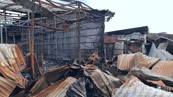Nhiều nhà dân cùng tài sản bị lửa thiêu rụi trong vụ cháy xảy ra tại ấp Vàm Đầm, xã Tân Tiến, tỉnh Cà Mau.