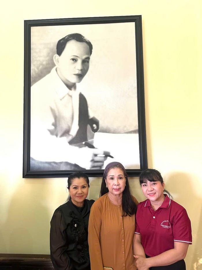 Từ trái sang: NSUT Tú Sương, NSND Kim Xuân và bà Nguyễn Thị Ngọc Diễm - Phó trưởng Phòng Văn nghệ Ban Tuyên giáo và Dân vận Thành ủy chụp trước di ảnh Thi tướng Huỳnh Văn Nghệ