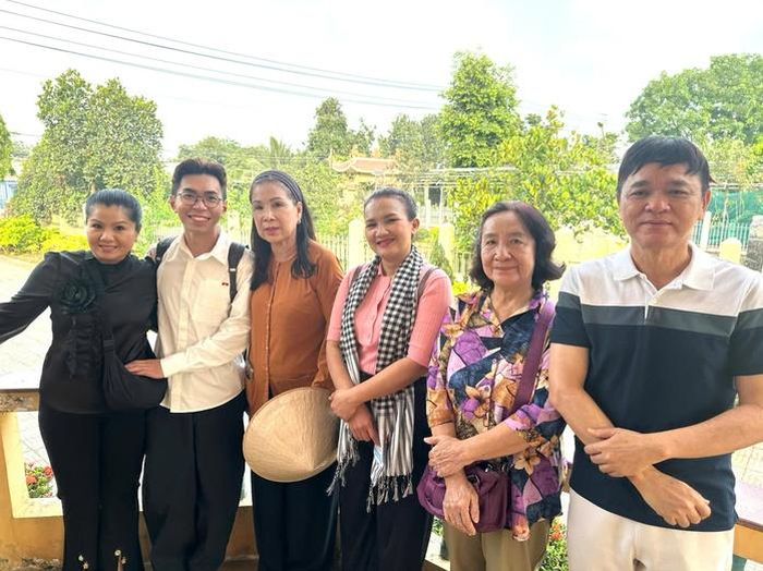 Các văn nghệ sĩ TP HCM phấn khởi tham gia chuyến về nguồn ý nghĩa