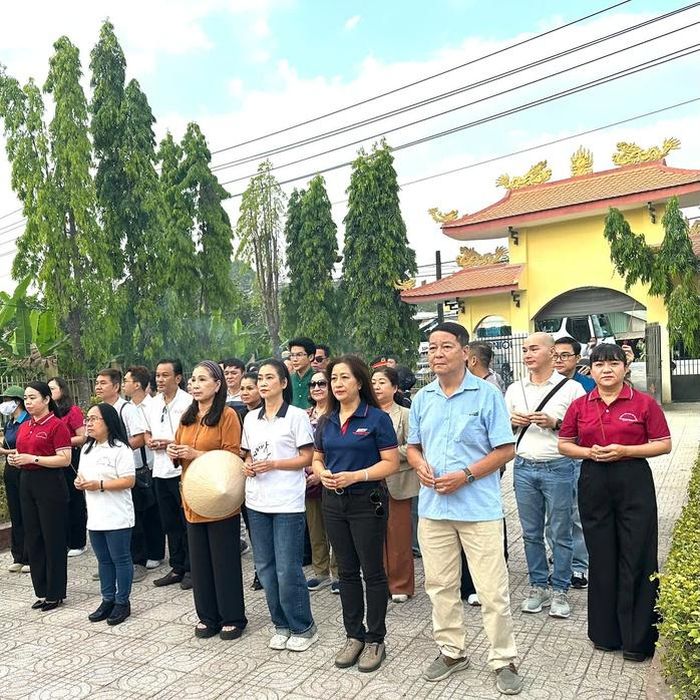 Các văn nghệ sĩ thắp hương tưởng nhớ các anh hùng liệt sĩ