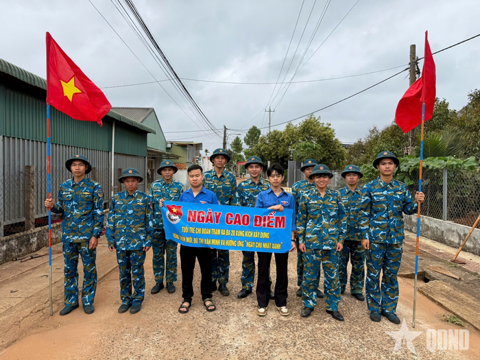 Chi đoàn Trạm radar 20 phối hợp cùng đoàn thanh niên địa phương tổ chức "Ngày chủ nhật xanh" nhân dịp Tháng Thanh niên.