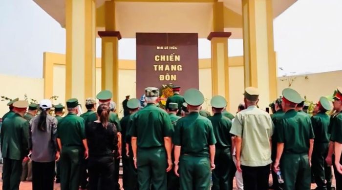 Các chiến sĩ Tiểu đoàn Đặc công 409 - Quân khu V viếng hương bia Di tích chiến thắng Đồn Xã Đốc năm 2025.
