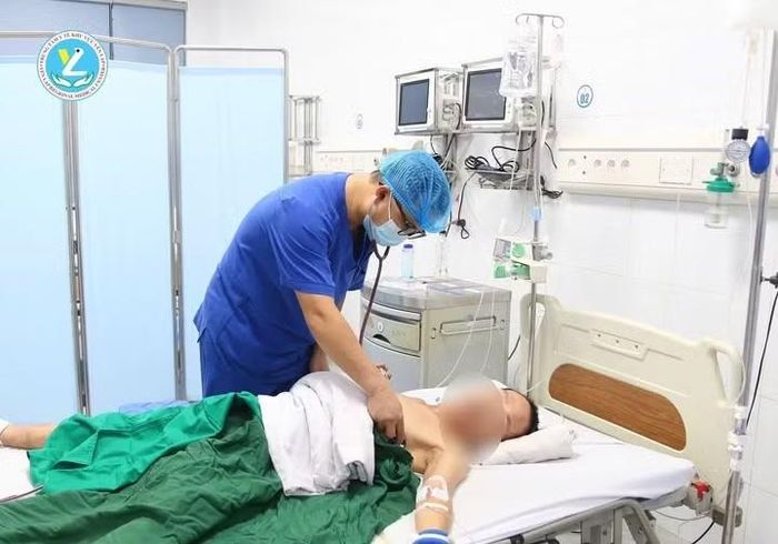 Thăm khám cho bệnh nhân viêm tụy cấp - Ảnh BVCC