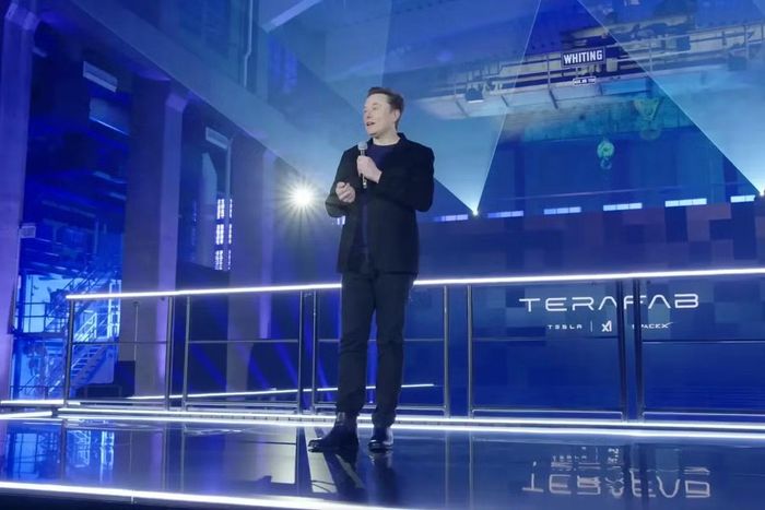 Musk thừa nhận các đối tác như Samsung và TSMC không đáp ứng đủ tốc độ mở rộng. Vì vậy, Tesla quyết định tự xây dựng TeraFab để chủ động nguồn chip.