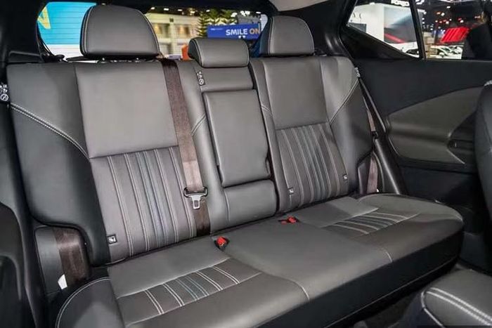 Ghế được bọc bằng vật liệu tổng hợp phản xạ nhiệt giúp duy trì sự thoải mái trong thời tiết nóng. Xe được trang bị ghế lái chỉnh điện 6 hướng, hàng ghế sau cải tiến với tựa lưng ngả tốt hơn, tựa đầu lớn và bệ tỳ tay trung tâm tích hợp hai khay để cốc. Gương chiếu hậu thông minh trong xe giúp người lái quan sát phía sau rõ ràng ngay cả khi bị che khuất. Khoang hành lý có dung tích 423 lít, đáp ứng nhu cầu chở đồ của người dùng.