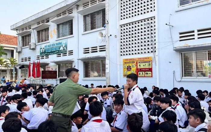 Học sinh tích cực tham gia giao lưu "Hỏi nhanh - Đáp nhanh".