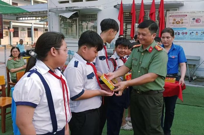 Ban tổ chức trao quà cho học sinh tại buổi sinh hoạt.