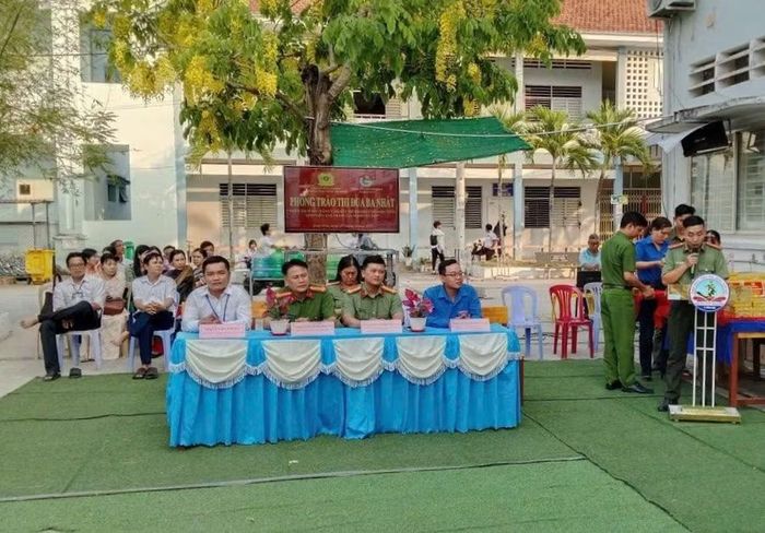 Đại biểu tham dự buổi sinh hoạt.
