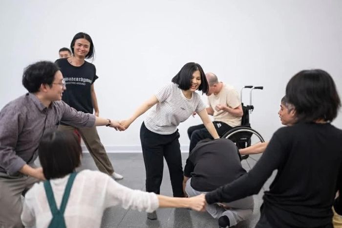 Người tham gia hăng hái trong buổi workshop “Thiên/ Địa/ Thân”. (Ảnh: Lê Hiếu)