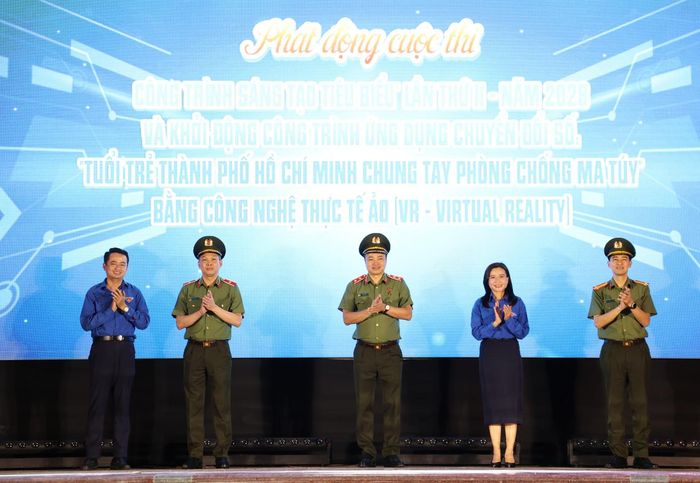 Dịp này, CATP đã khởi động cuộc thi “Công trình sáng tạo tiêu biểu” lần thứ II và công trình ứng dụng chuyển đổi số “Tuổi trẻ TPHCM chung tay phòng chống ma túy” bằng công nghệ thực tế ảo (VR).