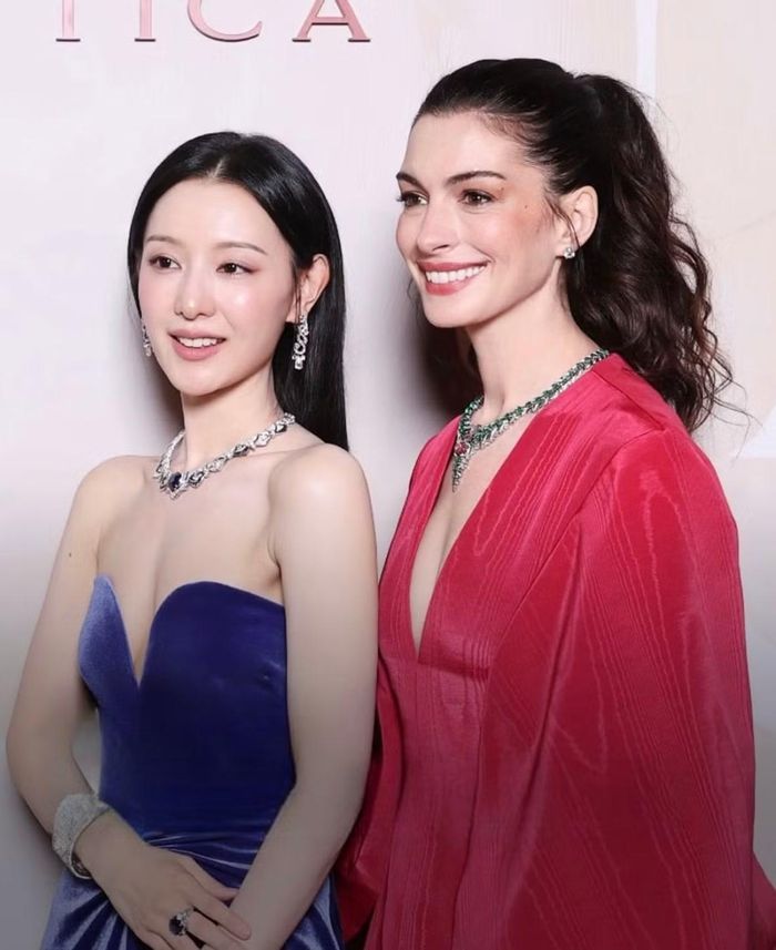 Kim Ji Won đọ sắc bên minh tinh Anne Hathaway. Kim Ji Won đang chuẩn bị trở lại màn ảnh nhỏ với bộ phim truyền hình của SBS mang tên Doctor X: Age of the White Mafia. Đây sẽ là dự án đánh dấu sự trở lại của cô sau hai năm kể từ thành công của bộ phim đình đám Queen of Tears.