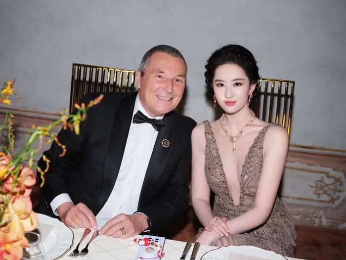 Trên bàn tiệc, diễn viên Mộng hoa lục ngồi kế CEO đương nhiệm của BVLGARI Jean‑Christophe Babin: “Cùng người bạn tuyệt vời của tôi là Lưu Diệc Phi tại bữa tiệc Gala Eclettica, tôn vinh sự hòa nhập và đa dạng", ông chia sẻ.