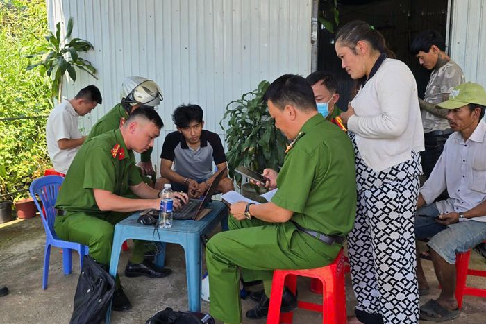 Lực lượng công an làm việc với những người liên quan. Ảnh: N.X