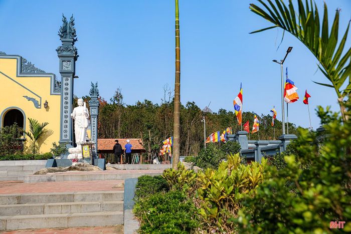 Cảnh sắc thanh bình tại chùa Chân Tiên.