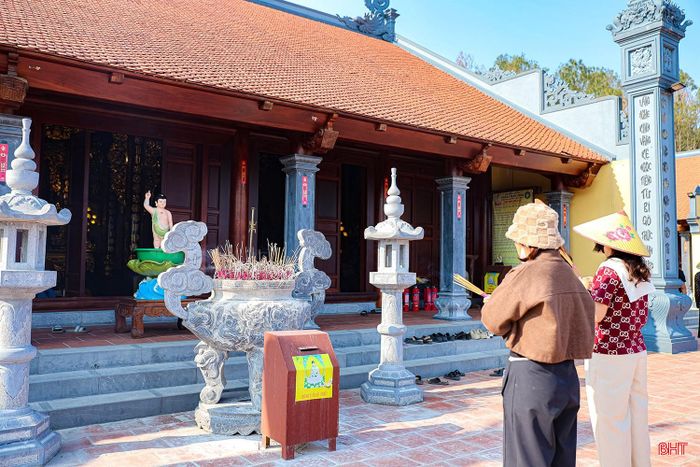 Lễ hội diễn ra trong 2 ngày, ngoài phần lễ, du khách còn được trải nghiệm các hoạt động văn hóa thú vị như: thả diều, đua thuyền trên Bàu Tiên, cắm trại, thi đấu vật truyền thống, kéo co…