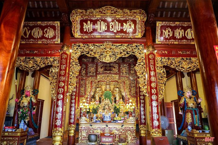 Không gian trang nghiêm, bề thế tại chính điện.