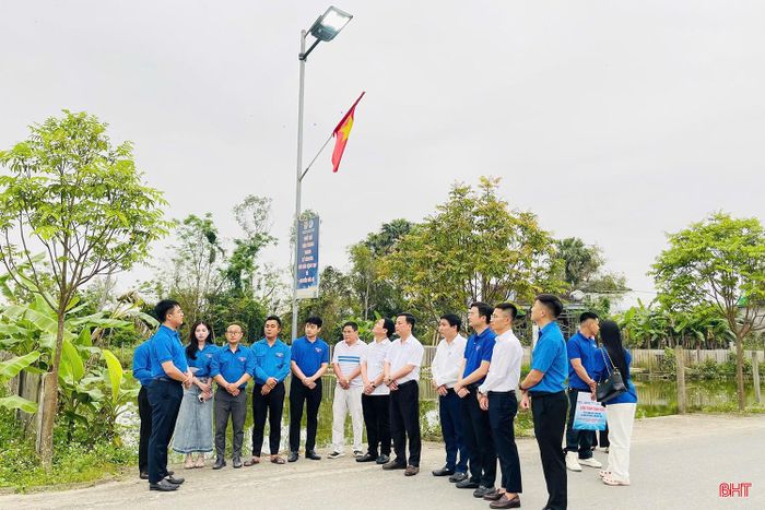 Hướng về cộng đồng, đoàn phường Hà Huy Tập đã huy động các nguồn lực, triển khai công trình thanh niên “Tuyến đường điện năng lượng mặt trời” tại tổ dân phố Liên Hương, có chiều dài hơn 400m, kinh phí 20 triệu đồng.