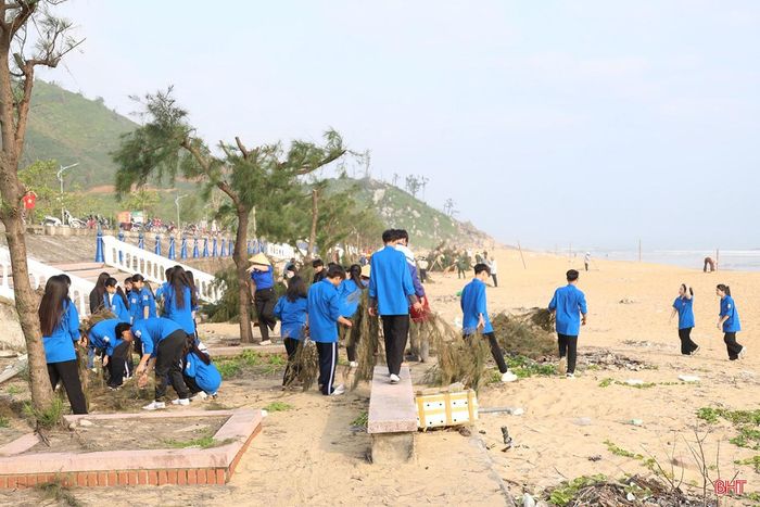Ông Từ Tuấn Phương - Phó Bí thư Thường trực Đảng ủy xã Thiên Cầm chia sẻ: “Hoạt động không chỉ góp phần làm sạch cảnh quan mà còn nâng cao ý thức của người dân và du khách trong việc chung tay bảo vệ môi trường, hướng tới xây dựng hình ảnh du lịch Thiên Cầm văn minh, thân thiện, an toàn".