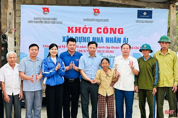 Tại xã Thạch Khê, Đoàn xã đã huy động 50 triệu đồng để khởi công xây dựng nhà nhân ái cho bà Nguyễn Thị Vân (trú thôn Đại Hải, thứ 5 từ phải qua).