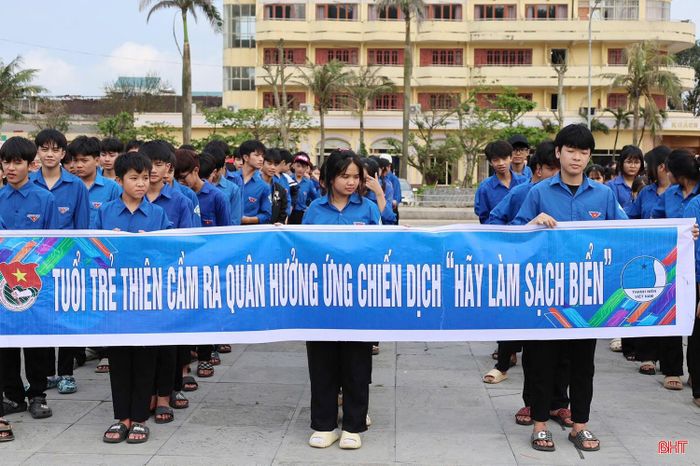 Đoàn viên, thanh niên xã Thiên Cầm hưởng ứng chiến dịch "Hãy làm sạch biển" trước thềm mùa du lịch 2026.