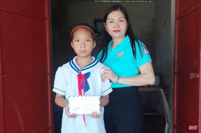 Đoàn xã Đông Kinh tổ chức trao tặng Quỹ “Em nuôi của Đoàn - Em nuôi của Đội” cho các em có hoàn cảnh khó khăn trên địa bàn, góp phần tiếp thêm động lực để các em vững bước đến trường, nuôi dưỡng ước mơ...