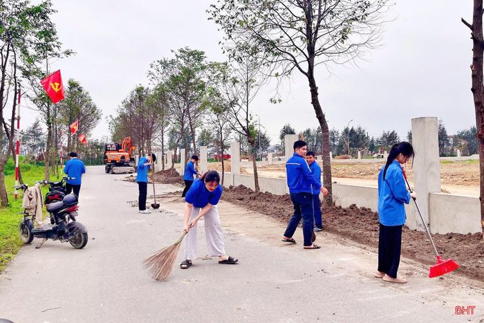 Đoàn viên, thanh niên đã đồng loạt ra quân dọn dẹp vệ sinh, thu gom rác thải, phát quang bụi rậm, làm sạch các tuyến đường, khu dân cư và khu vực công cộng, góp phần xây dựng cảnh quan sáng - xanh - sạch - đẹp, nâng cao ý thức bảo vệ môi trường trong cộng đồng. (Trong ảnh: Tuổi trẻ phường Trần Phú ra quân dọn vệ sinh trên các tuyến đường).