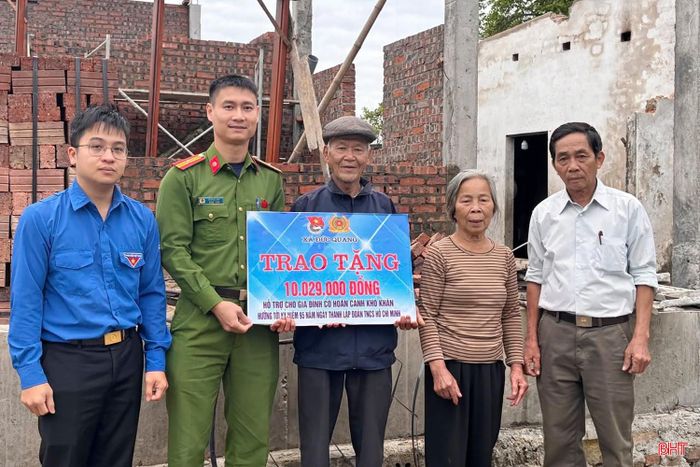 Đoàn xã Đức Quang đã tổ chức thăm hỏi, trao số tiền hơn 10 triệu đồng do các tổ chức, cá nhân và đoàn viên thanh niên quyên góp hỗ trợ gia đình ông Nguyễn Quang Đức (thôn Trung Nam Hồng - thuộc diện hộ nghèo) xây nhà mới.