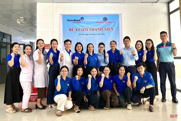 Thiết thực hưởng ứng các hoạt động an sinh xã hội trong Tháng Thanh niên, Chi đoàn Thanh niên Trung tâm Y tế Thạch Hà đã phối hợp với Ngân hàng VietinBank Hà Tĩnh tổ chức nấu và phát cơm miễn phí cho các bệnh nhân đang điều trị tại trung tâm.