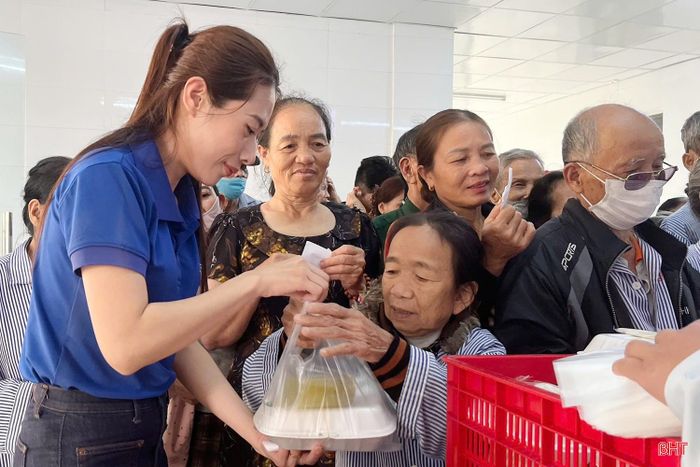 Những suất cơm ấm áp không chỉ giúp người bệnh vơi bớt khó khăn mà còn tiếp thêm nguồn động viên tinh thần, lan tỏa niềm tin và nghị lực để họ vững vàng hơn trên hành trình điều trị.
