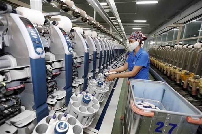 Sản xuất sợi cho thị trường trong nước và xuất khẩu. (Ảnh: Trần Việt/TTXVN)