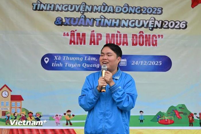 Sang đã thực hiện rất nhiều chuyến thiện nguyện giúp đỡ những hoàn cảnh khó khăn. (Ảnh: NVCC)