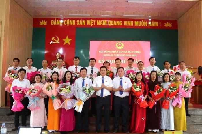 Các đồng chí Thường trực Đảng ủy xã Hồ Vương tặng hoa chúc mừng Chủ tịch HĐND, Phó Chủ tịch HĐND, Chủ tịch UBND, Phó Chủ tịch UBND, trưởng, phó các Ban HĐND, các ủy viên UBND và đại biểu HĐND xã nhiệm kỳ 2026-2031.