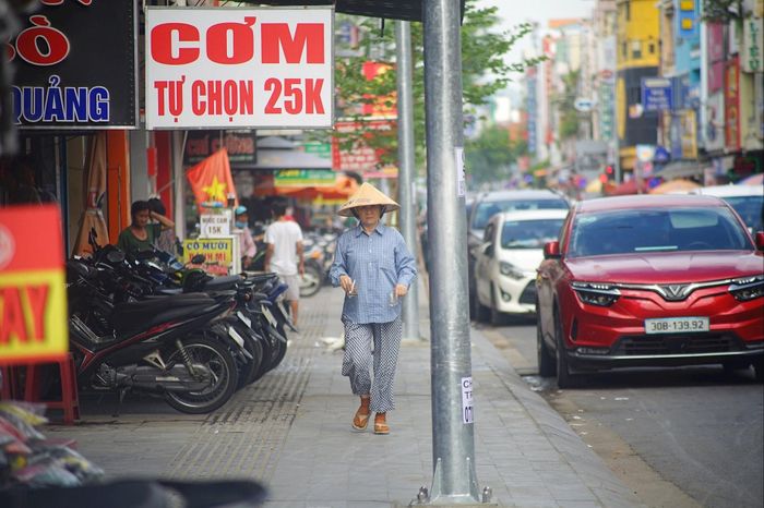 Đà Nẵng quyết tâm xử lý tình trạng lấn chiếm vỉa hè, lòng đường để kinh doanh. Ảnh: XUÂN SƠN