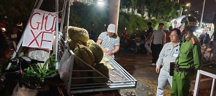 Lực lượng chức năng phường An Hải kiểm tra hoạt động kinh doanh trên vỉa hè, nhắc nhở người dân chấp hành quy định trật tự đô thị tại khu vực buôn bán sầu riêng ban đêm.