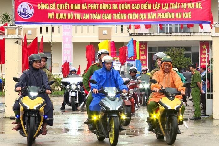 Lực lượng chức năng phường An Khê ra quân kiểm tra, xử lý các hành vi vi phạm trật tự đô thị. Ảnh: ĐẮC MẠNH