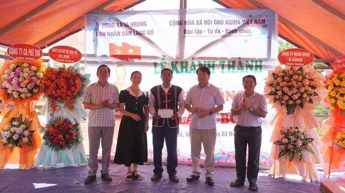  Lãnh đạo UBND xã Ia Hrung trong lễ khánh thành nhà rông. Ảnh: Chu Hằng 