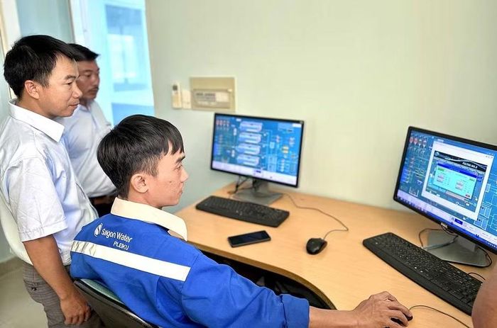 Công ty Cổ phần Cấp thoát nước Gia Lai ứng dụng công nghệ trong công tác quản lý và sản xuất. Ảnh: Hà Duy