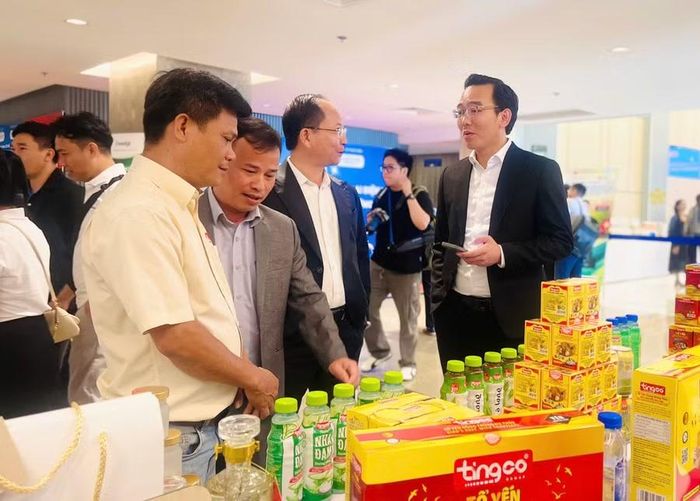  Đại biểu tham quan gian hàng trưng bày các sản phẩm OCOP đặc trưng, đặc sản vùng miền và các sản phẩm công nghiệp nông thôn tiêu biểu của tỉnh Gia Lai. Ảnh: T.D 