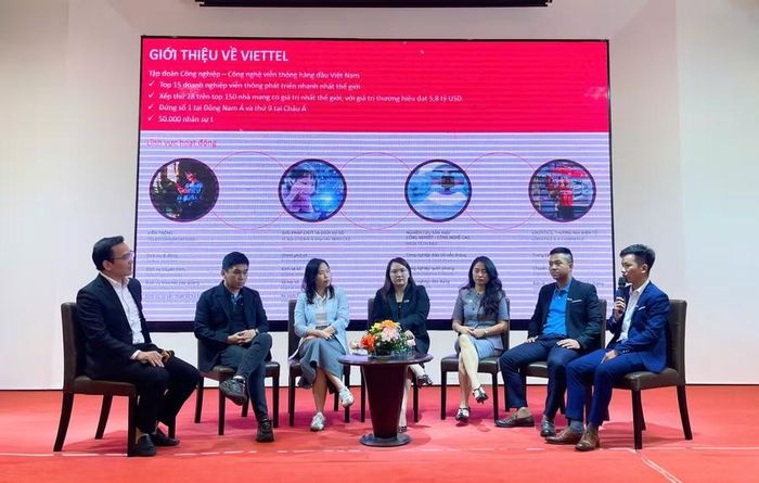  Đại biểu thảo luận, chia sẻ kinh nghiệm về thương mại điện tử và tìm các giải pháp phù hợp nhằm thúc đẩy tiêu thụ sản phẩm địa phương trên nền tảng số. Ảnh: T.D 