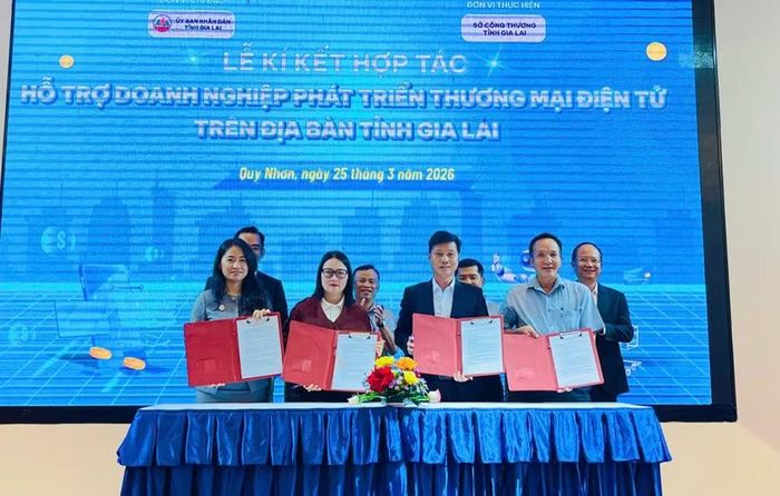  Đại diện các sàn thương mại điện tử, các doanh nghiệp, hợp tác xã tiêu biểu của tỉnh Gia Lai tiến hành ký kết hợp tác. Ảnh: T.D 