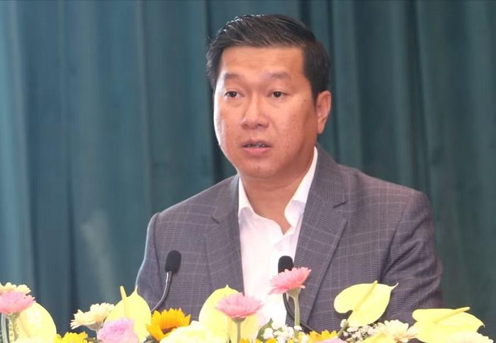  Giám đốc Sở Xây dựng Nguyễn Trường Sơn báo cáo đánh giá tổng thể về công tác quản lý trong hoạt động đầu tư xây dựng và quản lý, vận hành, khai thác, bảo trì công trình trên địa bàn tỉnh. Ảnh: Quang Tấn 