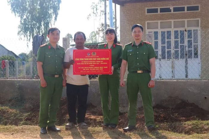  Công an xã Hra trao tặng công trình thanh niên "Thắp sáng đường quê" cho làng Bok Ayơl. Ảnh: Lạc Hà 