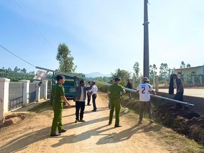  Đoàn viên thanh niên Công an xã Hra cùng người dân lắp đèn điện. Ảnh: Lạc Hà 