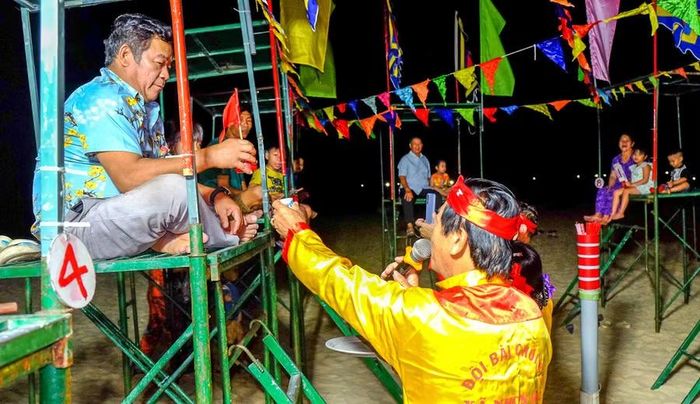  Niềm vui của người chơi khi trúng thưởng, được các anh, chị hiệu dâng cờ, dâng thưởng kèm lời chúc tốt đẹp. Ảnh: Ngọc Nhuận 
