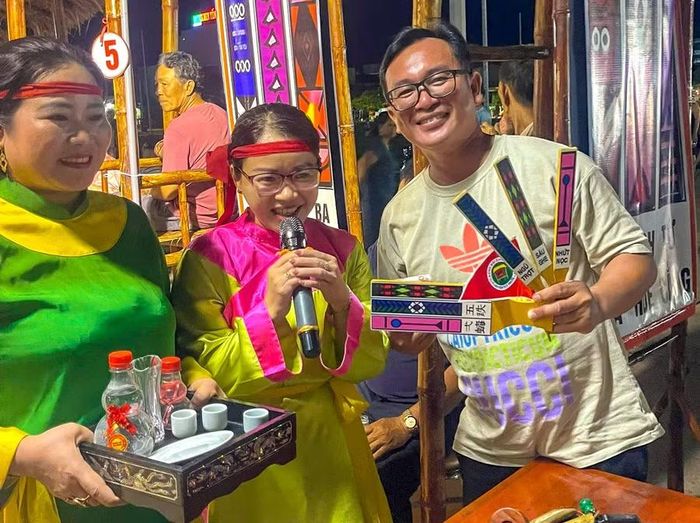  Các anh hiệu, chị hiệu với lối hô thai dí dỏm góp phần làm sống động không gian Hội đánh bài chòi dân gian tại làng biển Nhơn Lý. Ảnh: Hữu Đảo 