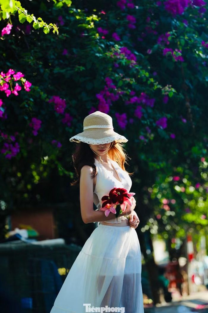 "Thời điểm này hoa giấy chưa nở rộ mà chỉ lưa thưa từng chùm, nhưng chính sự 'chớm mùa' ấy lại tạo nên nét đẹp rất riêng. Vì vậy, bọn em chỉ cần giơ máy lên là đã có ảnh đẹp", Duyên nói.