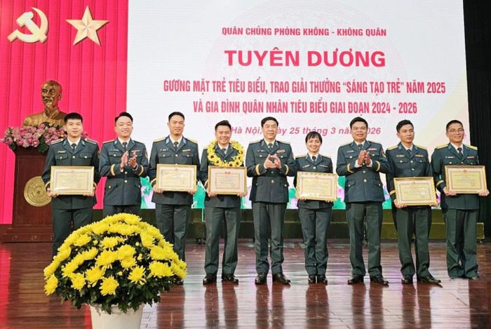 Các tác giả và nhóm nghiên cứu của Trường Sĩ quan Không quân được tuyên dương tại hội nghị.